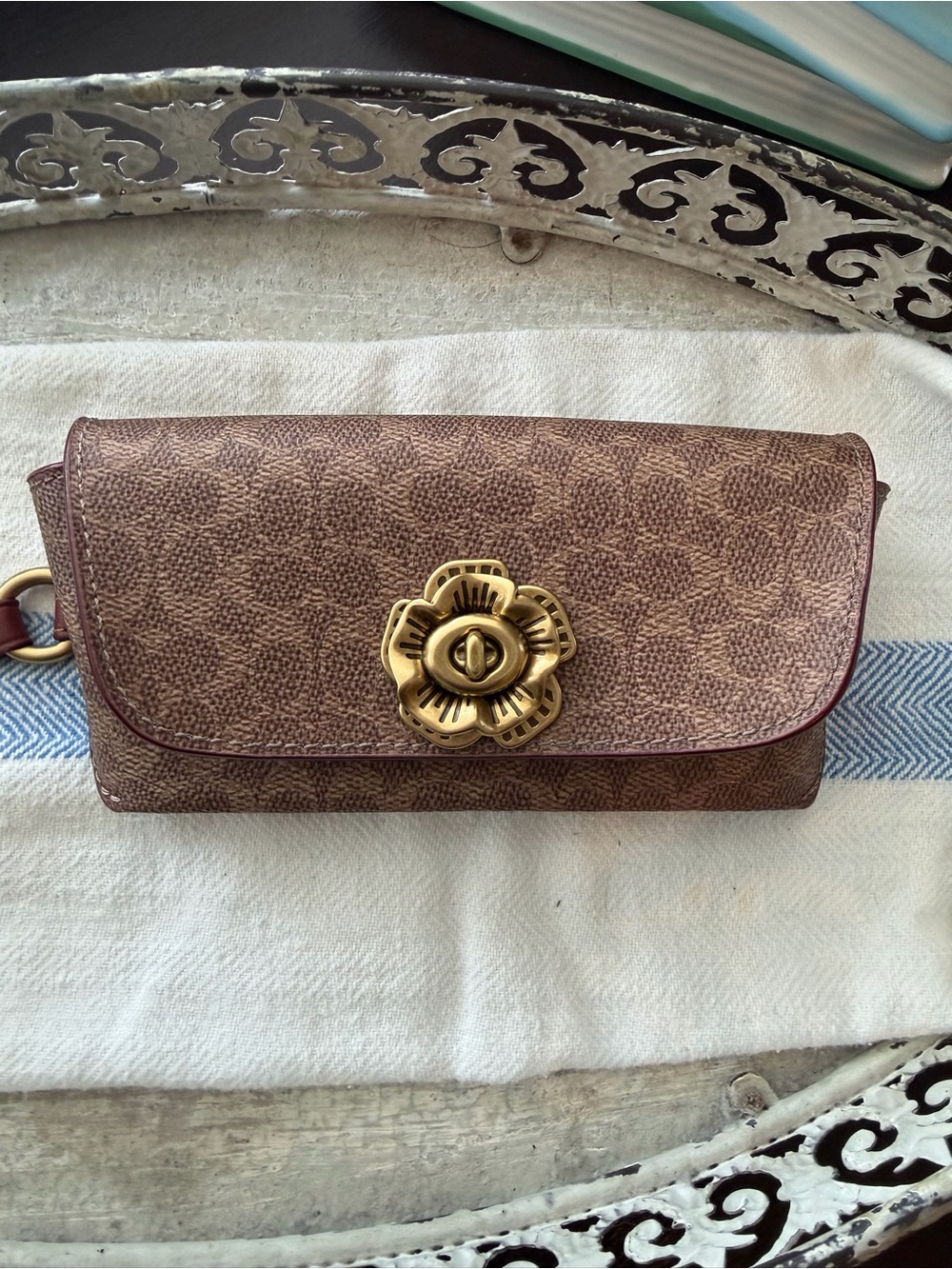 Coach Sunglasses Case with Tea Rose Turnlock & Signature Coated Canvas - Picture 3 of 15